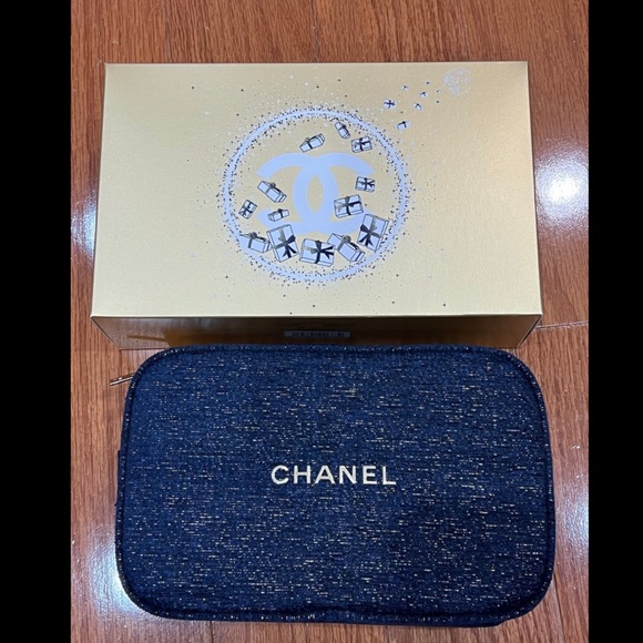NEW Chanel beauty Holiday Cosmetic Pouch Navy - Picture 2 of 2